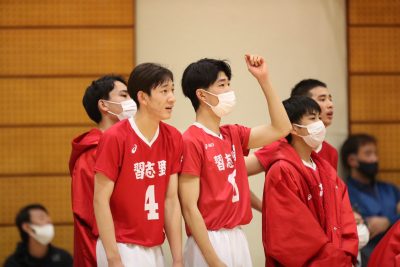 コートに立てない分、声で