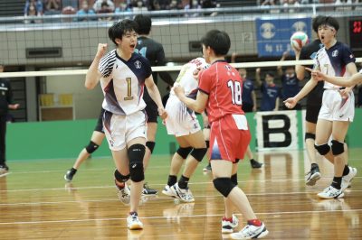 筑波大戦でスパイクを決め、笑顔